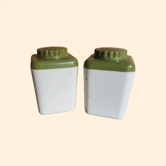 Vintage Sterilite S&P - Picture 3 of 3